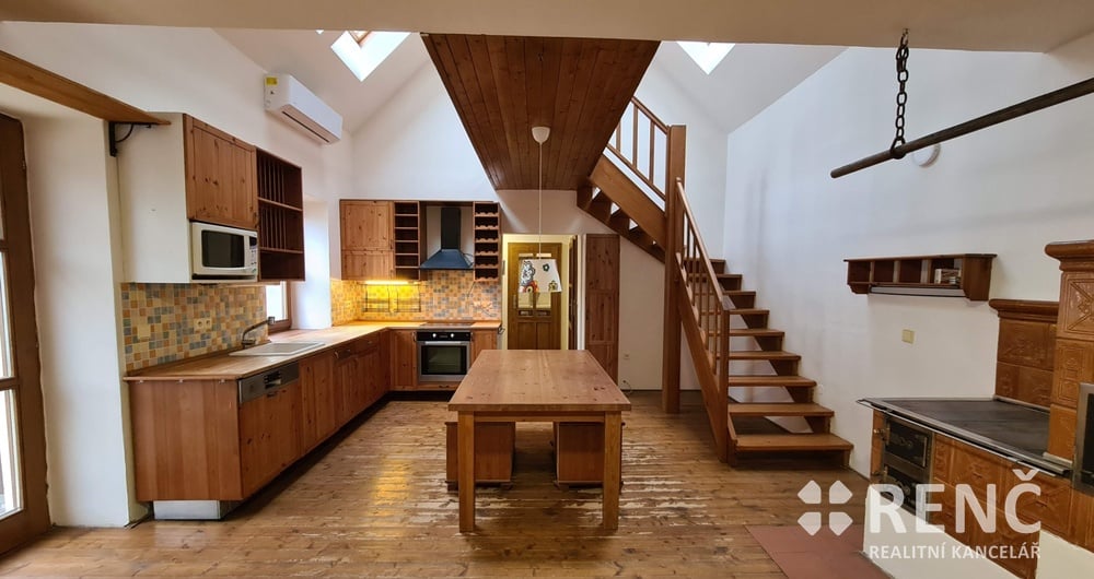 Prodej dvoupodlažního rodinného domu s uzavřeným dvorem v centru městské části Bosonohy.