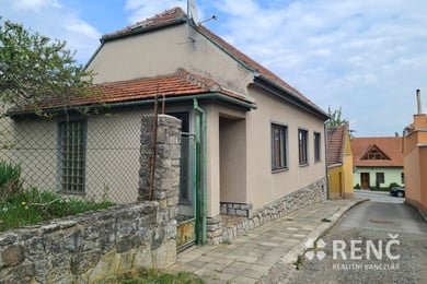 Prodej jednopodlažního rodinného domu se zahradou v klidné ulici obce Podolí u Brna, Ev.č.: 01108