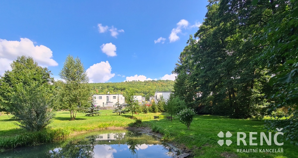 Prodej unikátního stavebního pozemku v Nemojanech o velikosti 3308 m2 v údolí potoka Rakovec