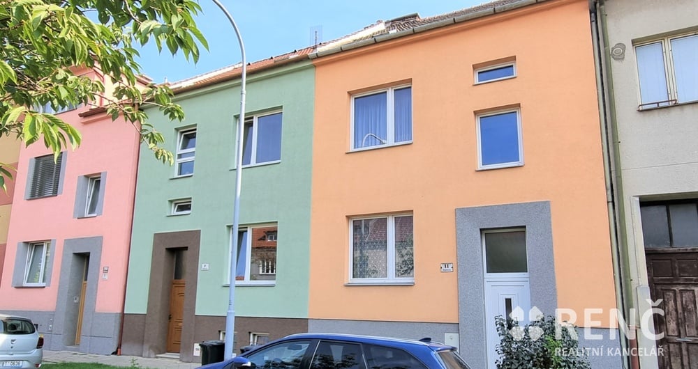 Prodej třípodlažního řadového rodinného domu v klidné části ulice Vojanova, Brno - Židenice
