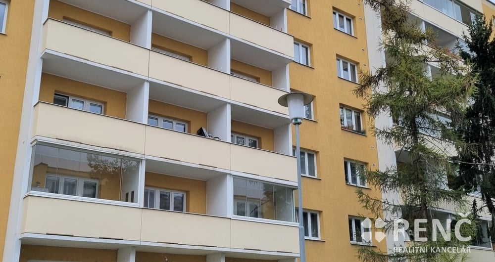 Prodej bytu 2+1 (55 m2 + lodžie 4,7 m2) na ulici Merhautova v Brně – Černých Polích.