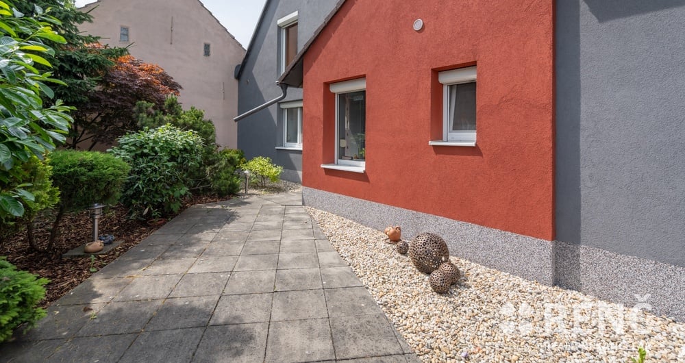 Prodej rodinného domu s garáží, předzahrádkou pro parkování a menší zahradou v Rudici u Blanska