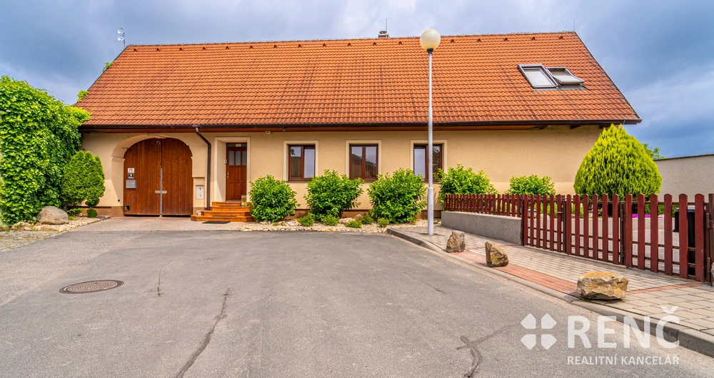 Prodej unikátního rodinného sídla se třemi oddělenými částmi a uzavřeným dvorem v Brně Přízřenicích