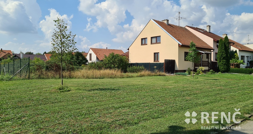 Prodej rovinatého stavebního pozemku v Měníně v ulici Ruská o velikosti 842 m2 pro výstavbu RD