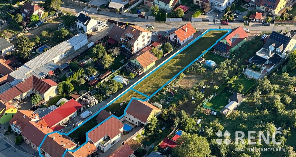 Prodej dvoupodlažního řadového rodinného domu v Nebovidech u Brna s dvorem a velkou zahradou s možností výstavby dalšího domu.