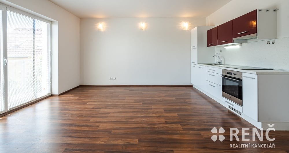 Pronájem bytu 2+kk, 44,5 m2 s balkonem a parkovacím stáním v Brně – Přízřenicích, na ul. Moravanská