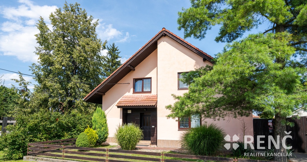 Pronájem bytu 3+1, 94,8 m2  s terasou 9,8 m2 ve zděné stavbě rodinného domu na ulici Vnitřní v Moravanech u Brna