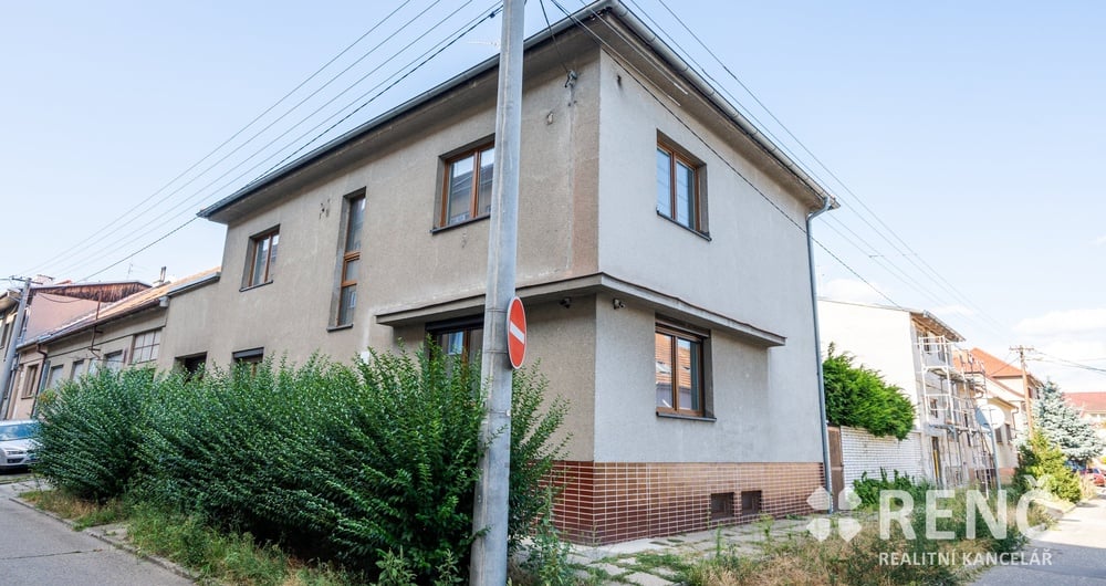 Prodej velkého rohového dvoupodlažního rodinného domu s garáží, průjezdem, dvorem a zahrádkou v Hodoníně na ulici Janáčkova / Jiráskova