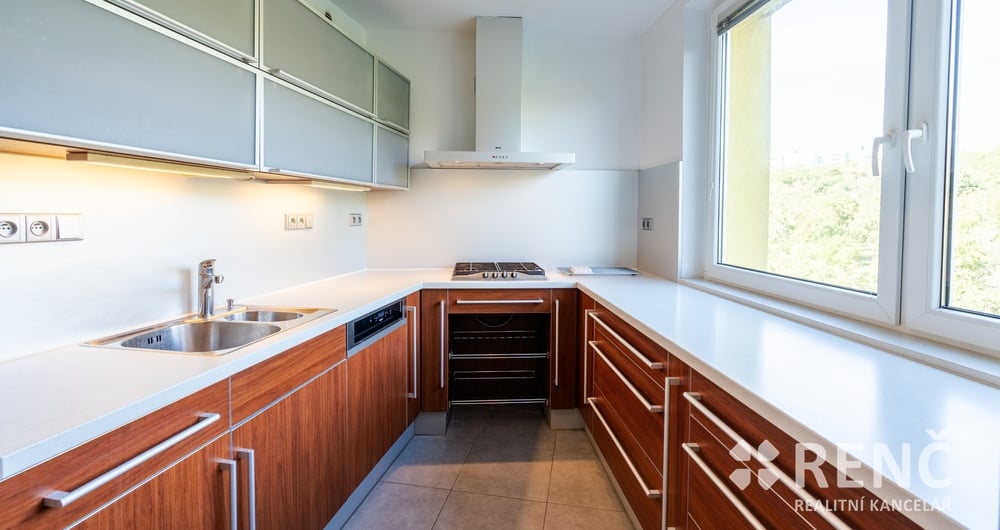 Pronájem bytu 4+1, ul. Kamínky, Brno – Nový Lískovec, 89 m2, s lodžií a krásným výhledem.