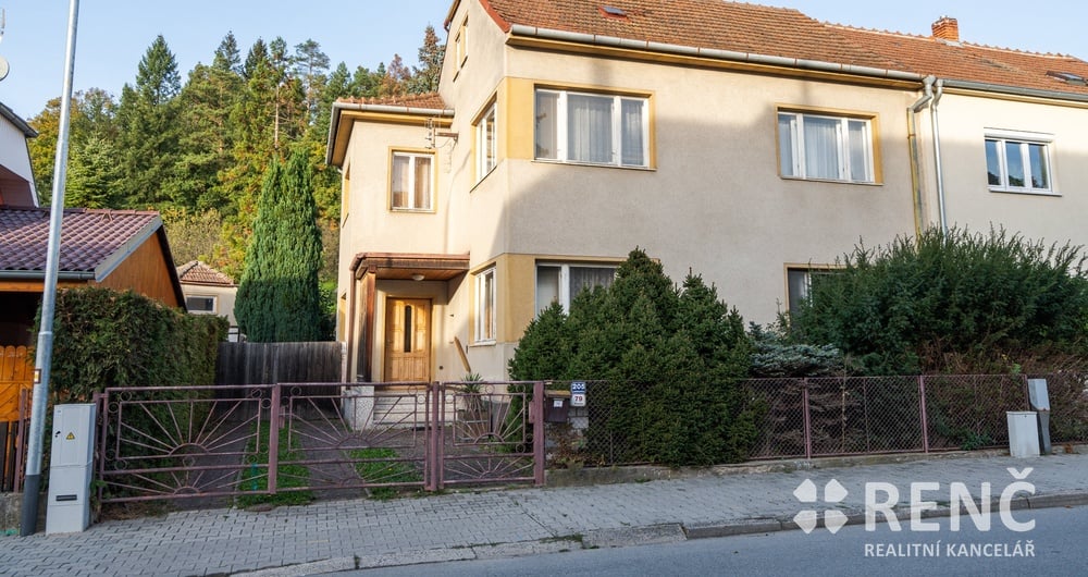 Prodej koncového řadového dvoupodlažního rodinného domu s garáží, dvorem, velkou zahradou a lesním pozemkem v Lelekovicích na ulici Poňava