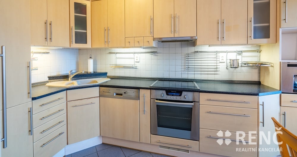 Pronájem bytu 4+1, 89 m2 se dvěma lodžiemi, v blízkosti Univerzitního kampusu v Brně – Novém Lískovci na ulici Slunečná