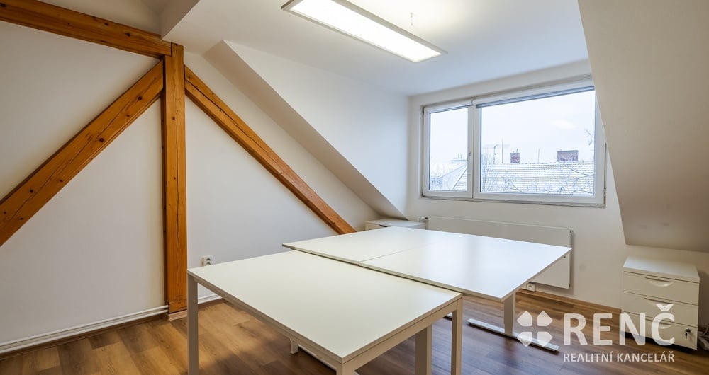 Pronájem nebytového prostoru - 3 kanceláří se zázemím a balkonem v Brně – Králově Poli, na ul. Vodova.