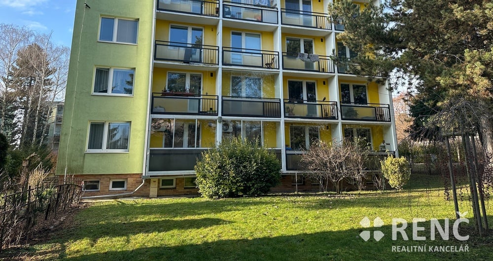 Prodej bytu 2+1 se dvěma lodžiemi ve čtyřpodlažním bytovém domě na ulici Záhřebská v Brně - Žabovřeskách.