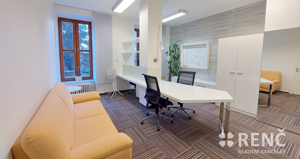 Pronájem kanceláří – 4 místnosti, v bezprostřední blízkosti centra města, ulice Slovákova