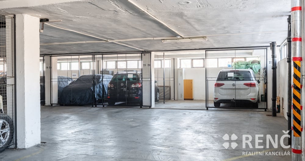 Prodej garážového stání v osobním vlastnictví v garážovém objektu na ulici Loosova, Brno - Lesná.