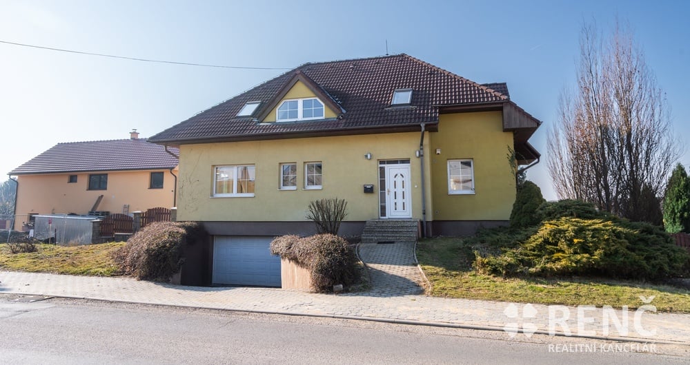 Prodej velkého samostatně stojícího třípodlažního rodinného domu se zahradou v Kobylnicích u Brna v ulici Sokolnická