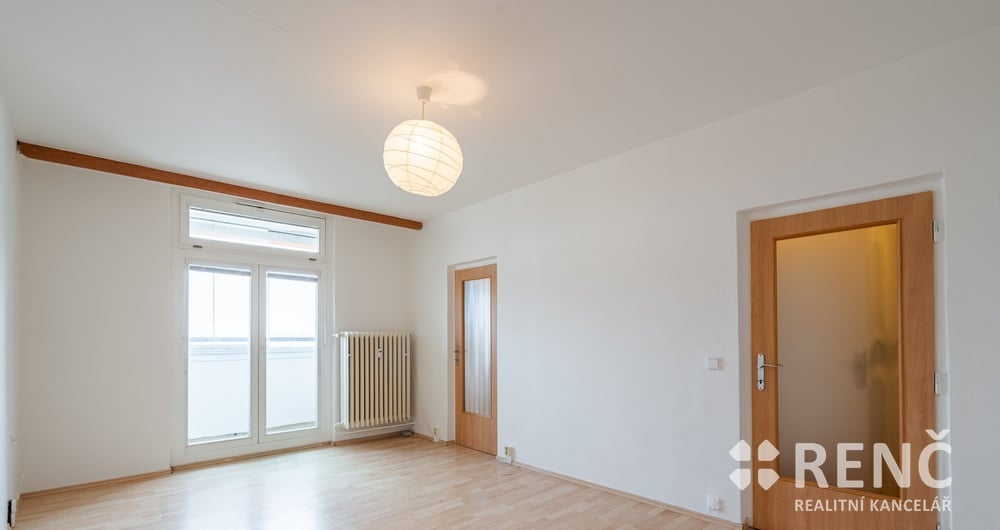 Pronájem bytu 1+1 se zasklenou lodžií na Halasově náměstí, Brno - Lesná