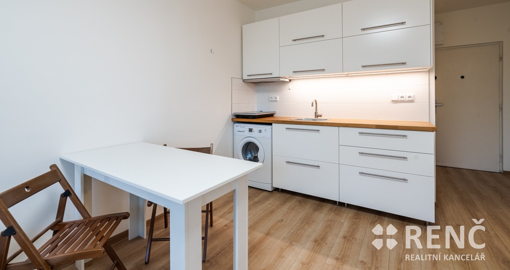 Pronájem bytu 1+kk s lodžií, po celkové rekonstrukci, v bytovém domě na ulici Voroněžská, Brno - Žabovřesky