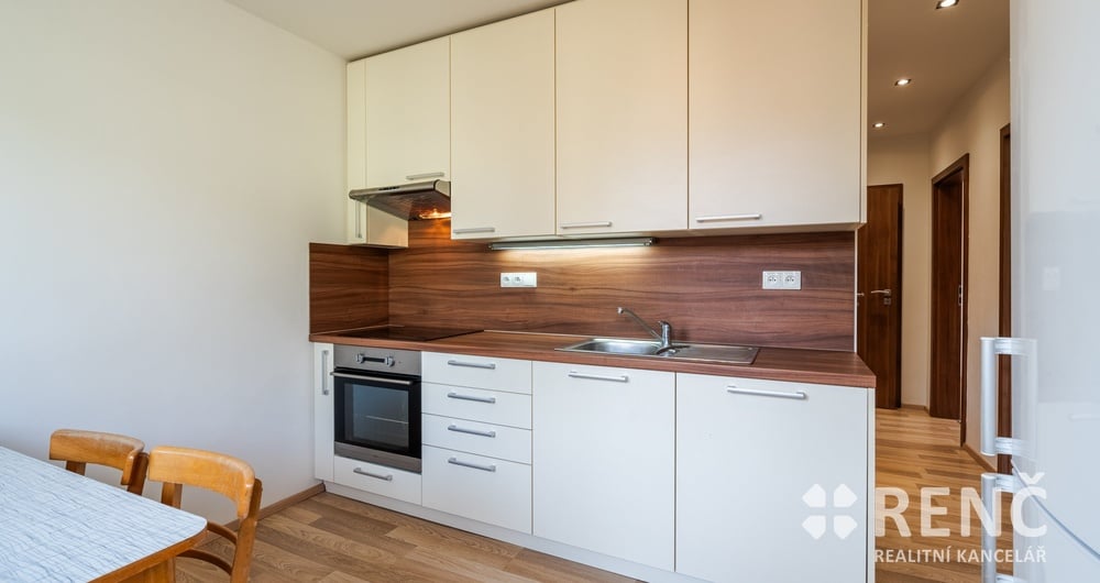 Pronájem bytu 2+1 nově po rekonstrukci v Brně – Žabovřeskách, na ul. Kubánská, se dvěma lodžiemi.