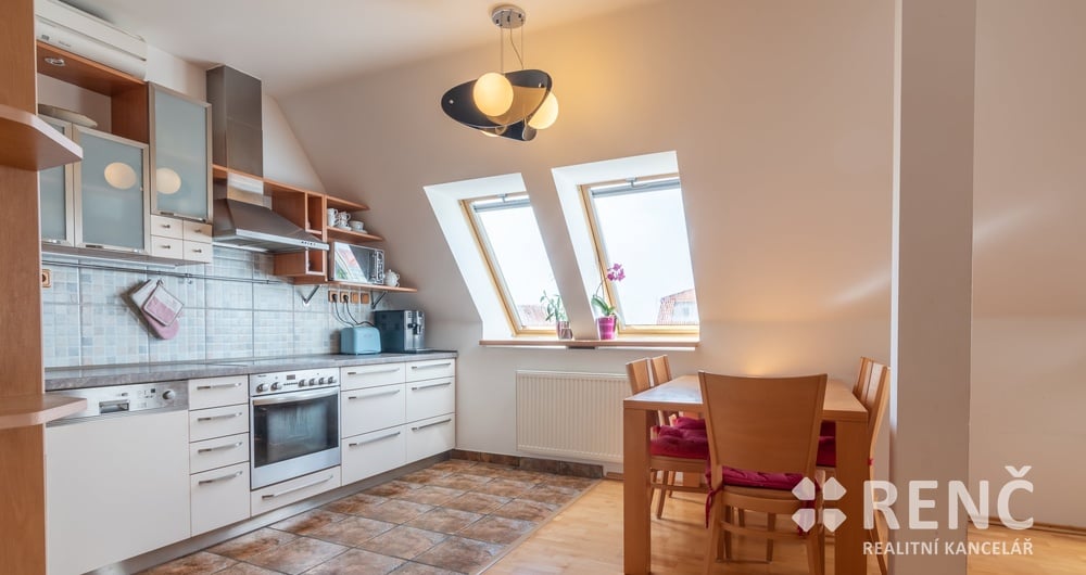 Pronájem mezonetového bytu 3+kk s lodžií a půdním prostorem v Brně – Kohoutovicích, na ulici Pavlovská