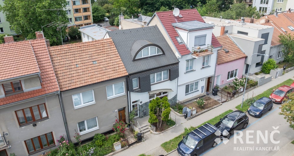 Prodej víceúčelového třípodlažního objektu v části Brno - Žabovřesky s prodejnou, kancelářemi, sklady a parkováním na pozemku.