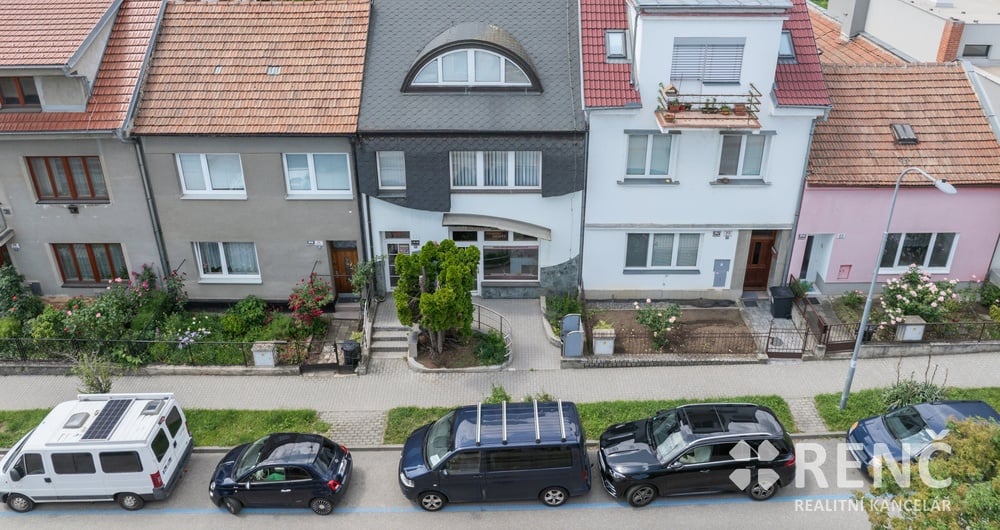 Prodej víceúčelového třípodlažního objektu v části Brno - Žabovřesky s prodejnou, kancelářemi, sklady a parkováním na pozemku.