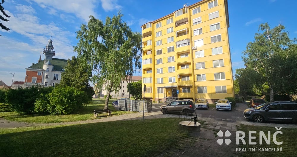 Prodej udržovaného bytu 3+1 s lodžií ve bytovém domě nám. Osvobození v centru Hodonína