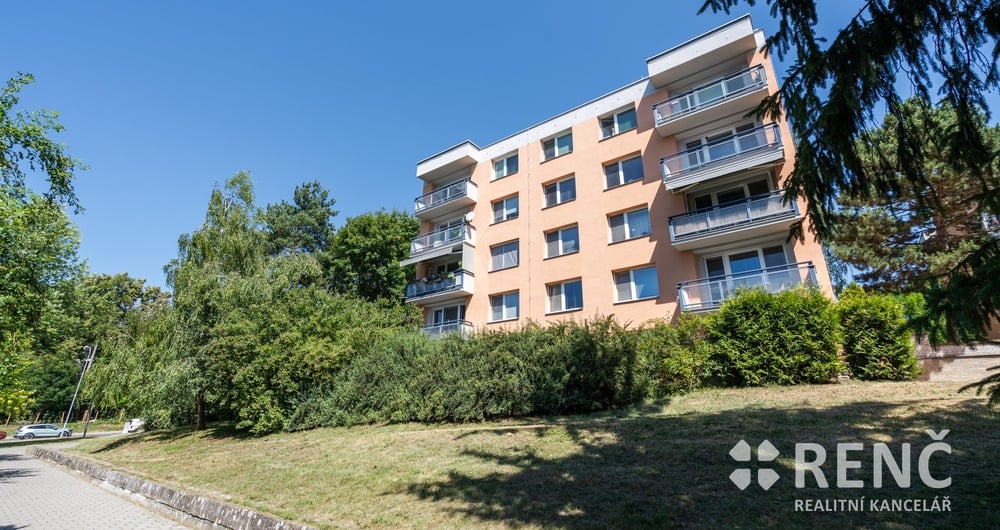 Pronájem zděného bytu 2+1 (65 m2) se zahrádkou 33 m2 v Brně – Řečkovicích, na ulici Kárníkova