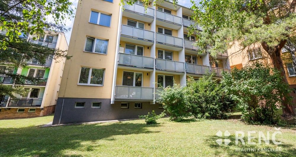 Prodej udržovaného bytu 3+1 se dvěma lodžiemi v bytovém domě v ulici Poznaňská v klidné části Žabovřesk