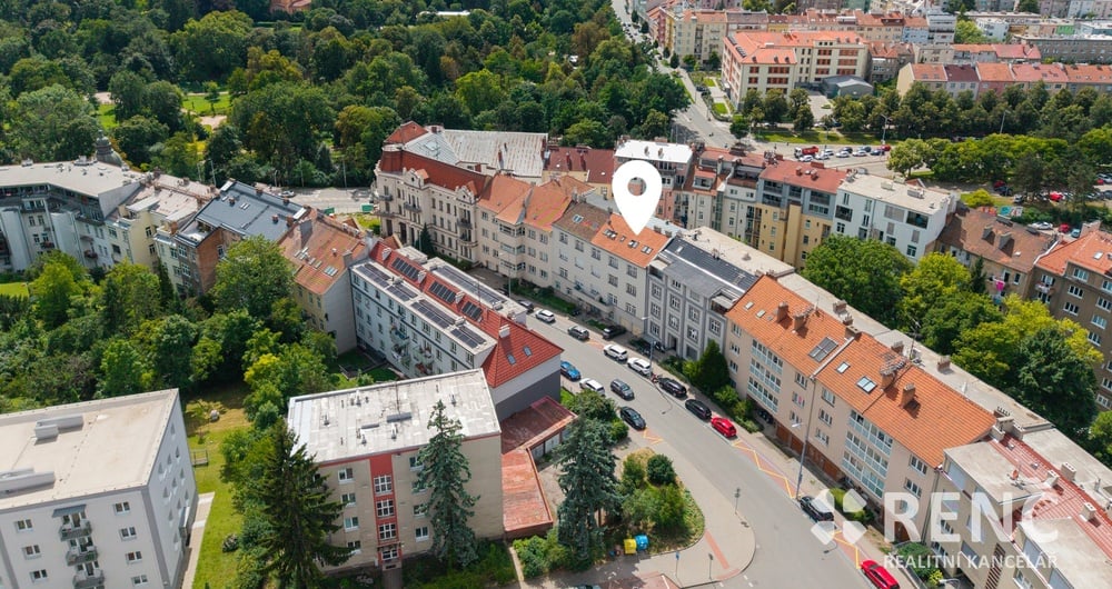 Prodej podkrovního bytu 4+kk s terasou ve zděném bytovém domě na ulici Erbenova v Brně – Černých Polích.