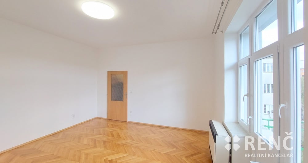 Pronájem zděného bytu 1+kk v bezprostřední blízkosti centra města, ulice Botanická, možnost pronájmu garážového stání v domě