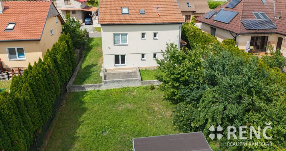 Prodej samostatně stojícího třípodlažního rodinného domu se zahradou v Podolí, ul. Nad Výhonem