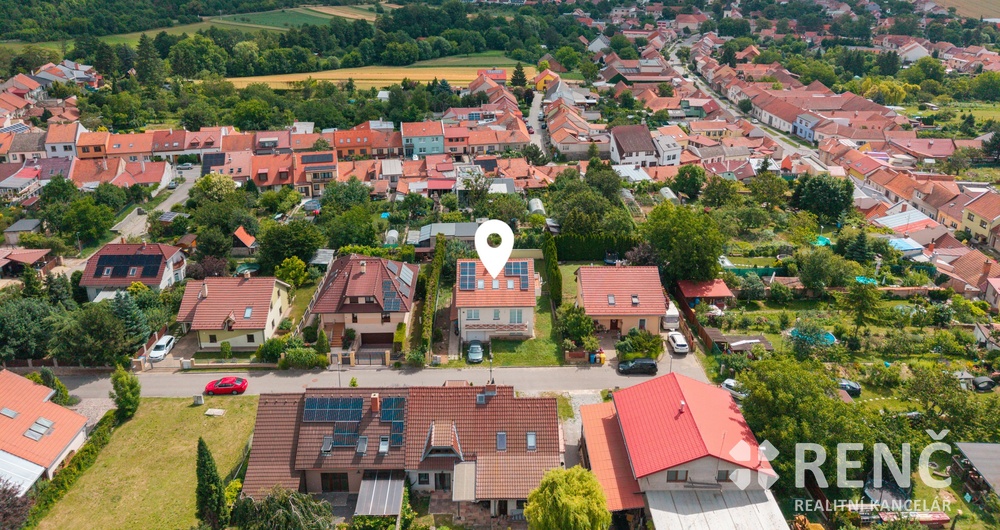 Prodej samostatně stojícího třípodlažního rodinného domu se zahradou v Podolí, ul. Nad Výhonem