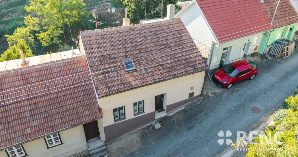 Prodej venkovského rodinného domu s dvorem a zahradou na klidném místě v obci  Viničné Šumice, okres Brno - venkov