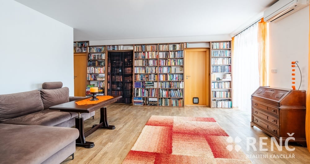 Prodej podkrovního bytu 4+kk s terasou ve zděném bytovém domě na ulici Erbenova v Brně – Černých Polích.