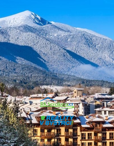 Domy-a-hory-snehu-v-Bansko-Bulharsko-768x512