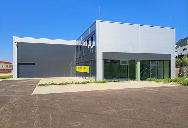 Prodej sídla společnosti - hala, kanceláře, užitná plocha 651 m² na severu Brna, dostatečná manipulační a parkovací plocha
