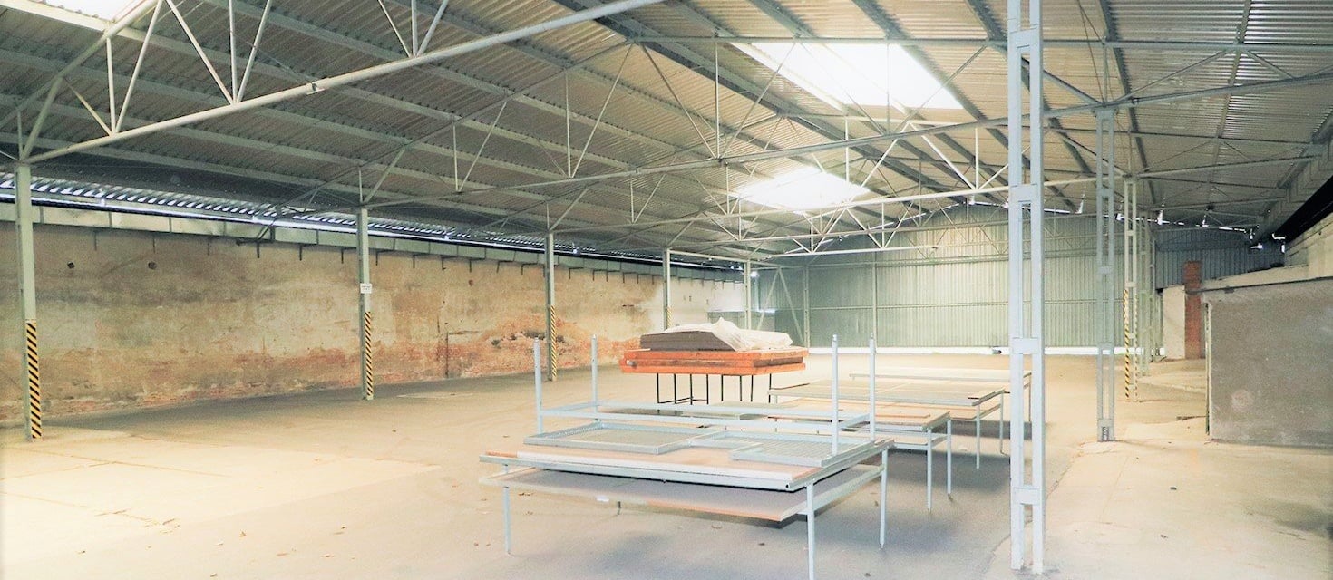 Prodej výrobních/skladových hal, užitná plocha 2.600 m², pozemek 5.500 m² ve Znojmě - Oblekovice