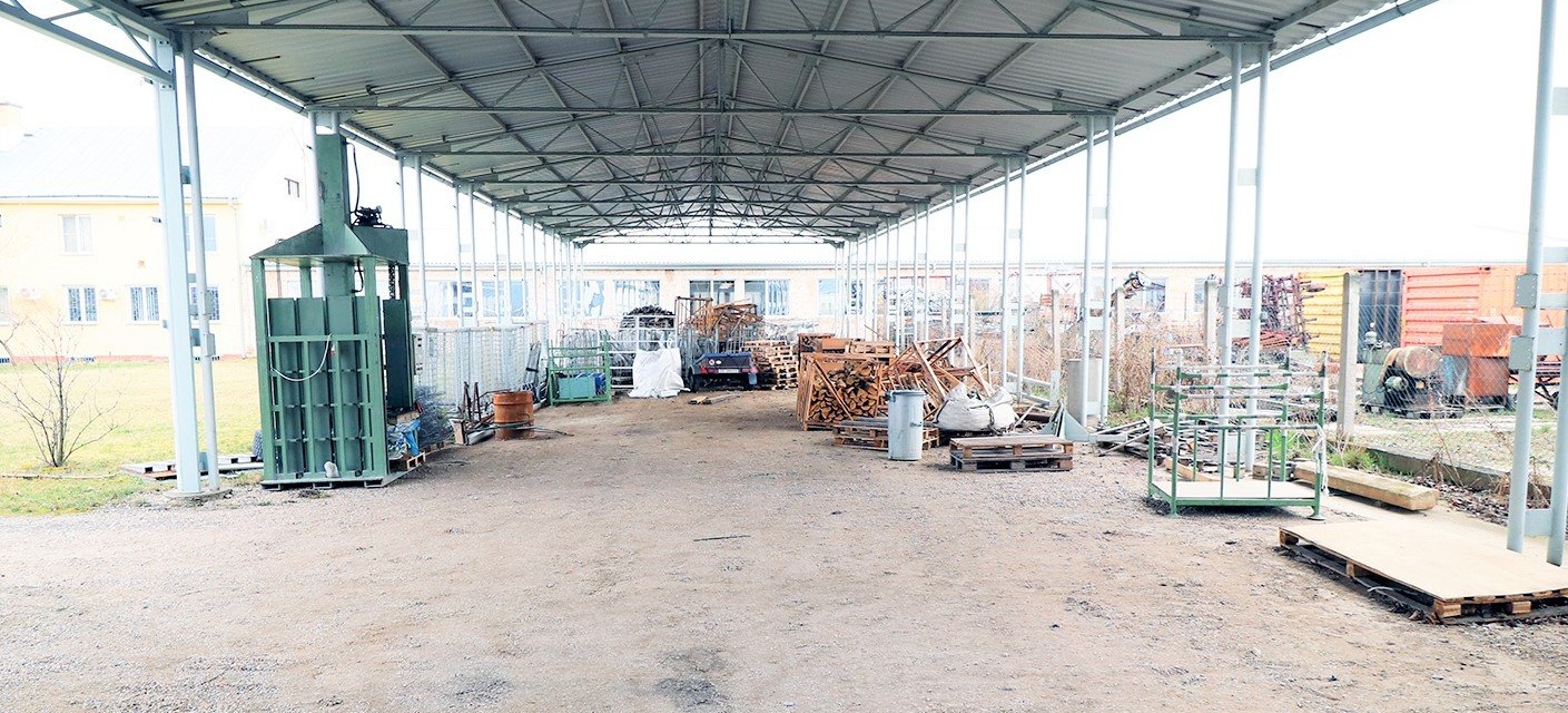 Prodej výrobních/skladových hal, užitná plocha 2.600 m², pozemek 5.500 m² ve Znojmě - Oblekovice