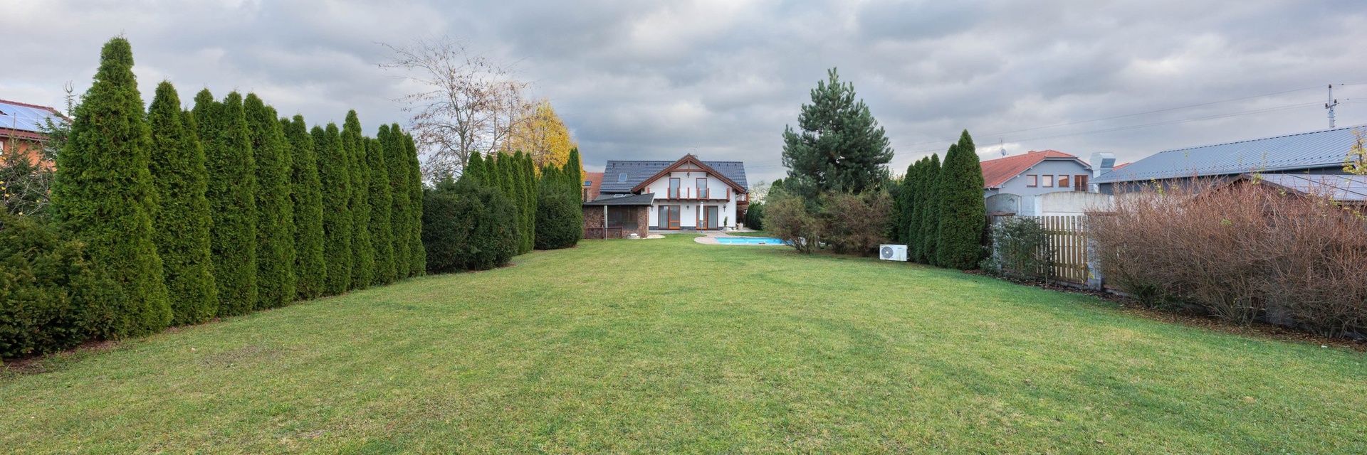 Prodej rodinného domu 355 m² s bazénem a větším pozemkem 2.020 m²