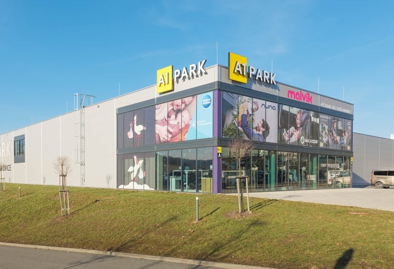 Prodej haly - sklad, obchod, showroom, užitná plocha 883 m², Brno sever, parkovací stání před halou