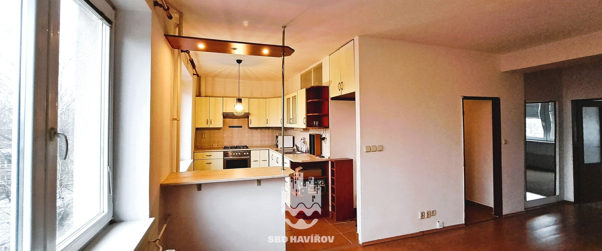 Obývací pokoj široký s kuchyní a zrcadlem