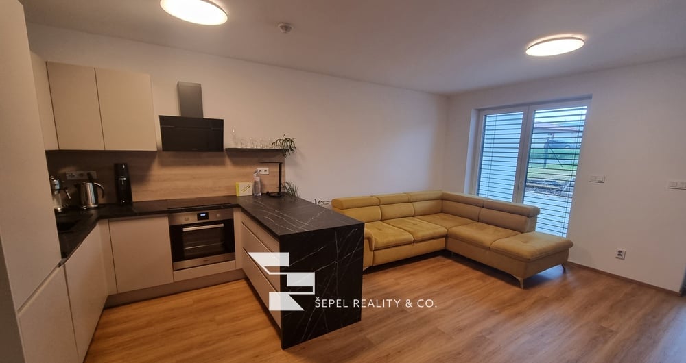 Pronájem novostavby kompletně zařízeného rodinného domu 4+kk 100 m² se zahradou 120m² a venkovním parkovacím stáním Syrovice