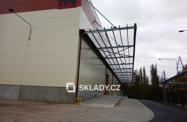 Logistické centrum Pardubice (hala H4 B - boční rampa)
