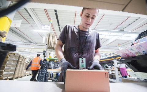 Zuří platová válka mezi e-shopy, které shánějí před Vánocemi zoufale tisíce pracovníků