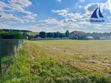 Prodej krásného stavebního rovinatého pozemku na okraji obce Líšnice (Praha Západ) o velikosti 800m2