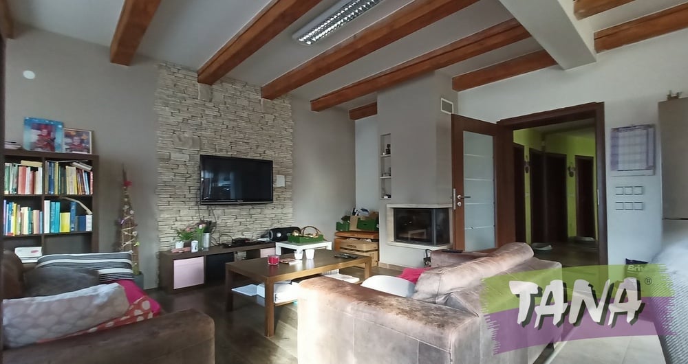 Rodinný dům o dispozici 6+KK /garáž se nachází na vlastním pozemku o velikosti 703m2 v obci Kovanice, část Chvalovice .