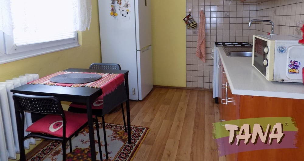 Prodej bytu 2+1 s balkónem, v osobním vlastnictví, 2. patro panelového domu bez výtahu. Bytový dům se nachází na sídlišti ve městě Nymburk, okr. Nymburk.