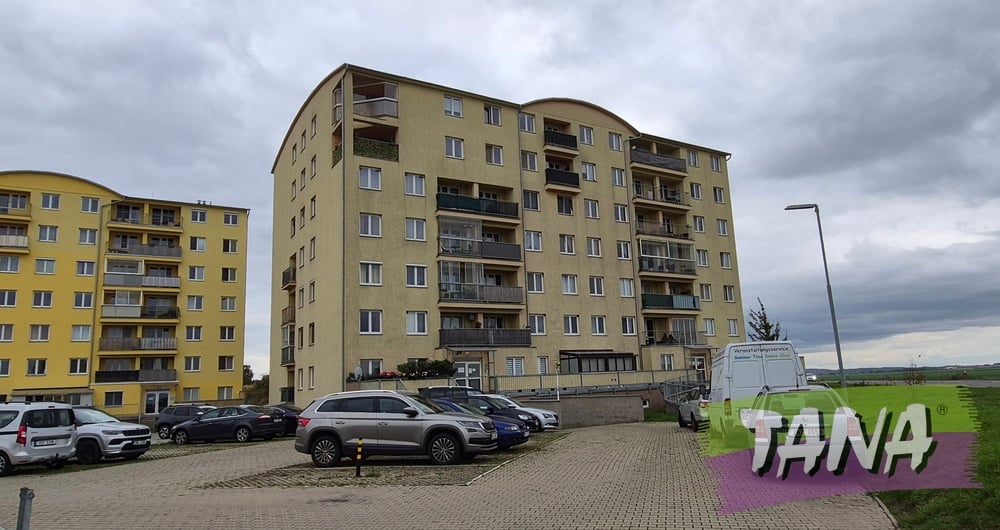 Prodej bytové jednotky v osobním vlastnictví o dispozici 2+kk s lodžií, komorou na patře u bytu a garážovým stáním nacházejícím se v suterénu bytového domu, v obci Klecany, okres Praha - východ.