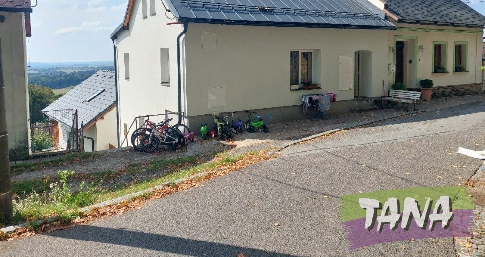 Dům se třemi byty v obci Jenišovice, v blízkosti města Turnov